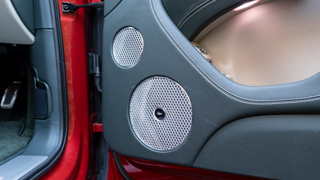audio vision Bentley Bentayga Hybrid speakers 2 Audio Vision